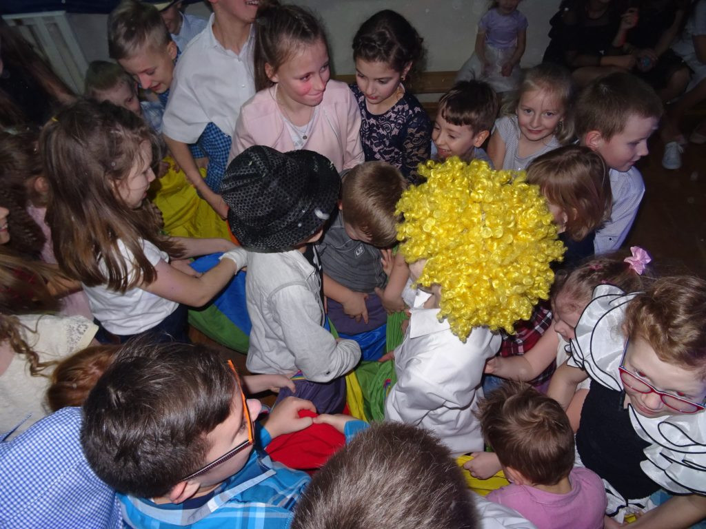 Zabawa karnawałowa w szkole w Zakrzewie