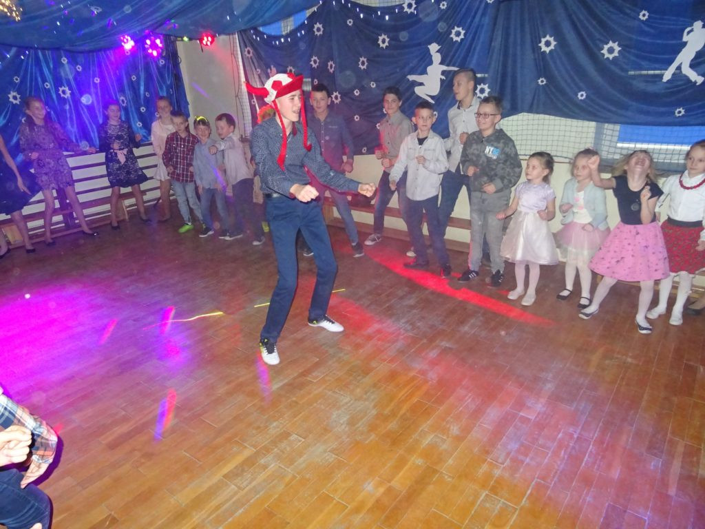 Zabawa karnawałowa w szkole w Zakrzewie