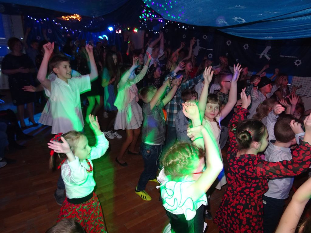 Zabawa karnawałowa w szkole w Zakrzewie