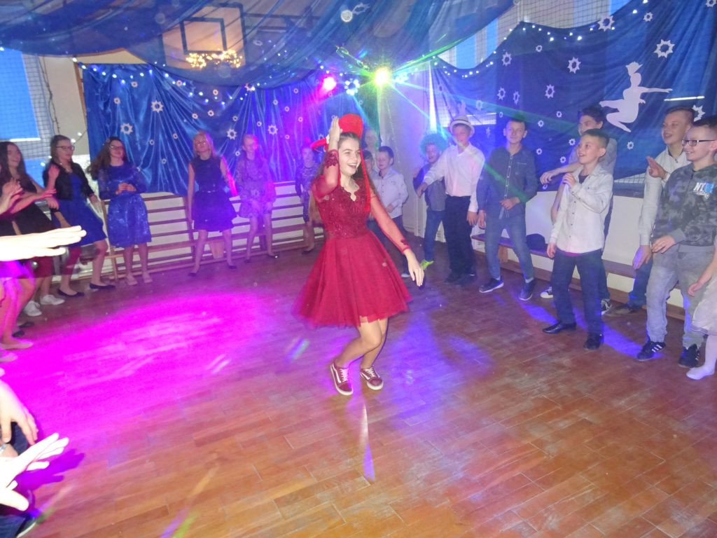 Zabawa karnawałowa w szkole w Zakrzewie