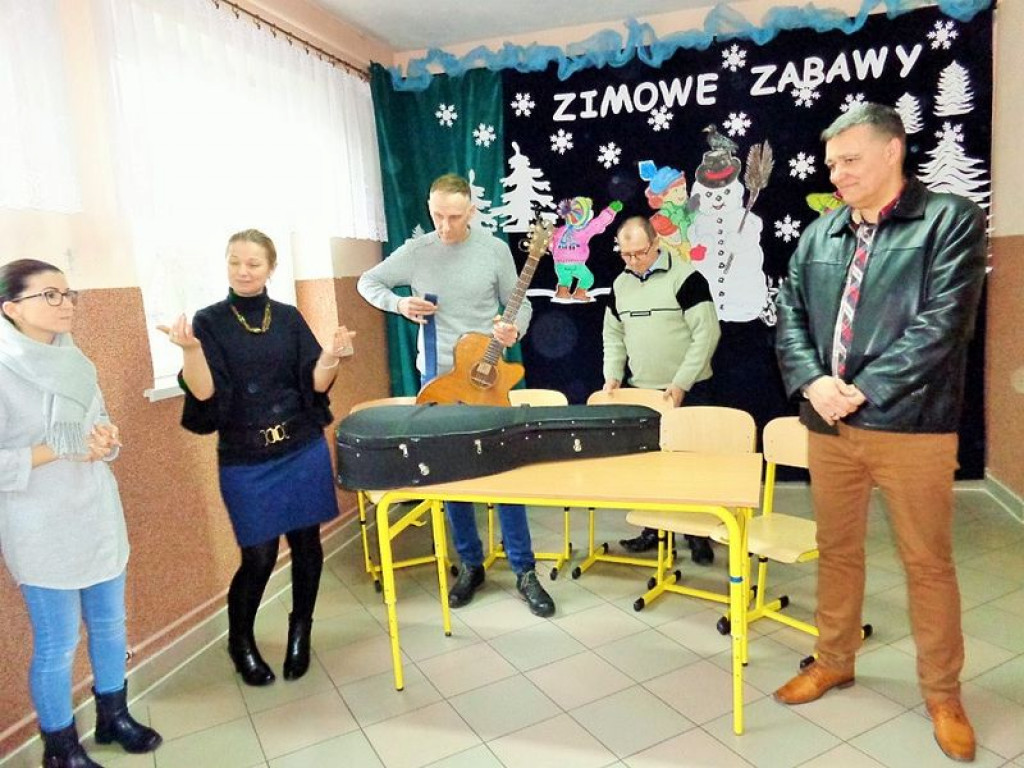 Dzieci ze szkoły w Grabowcu otrzymały paczki od fundacji 