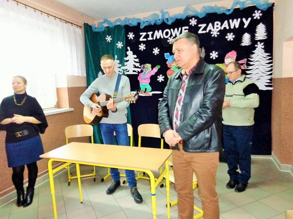 Dzieci ze szkoły w Grabowcu otrzymały paczki od fundacji 
