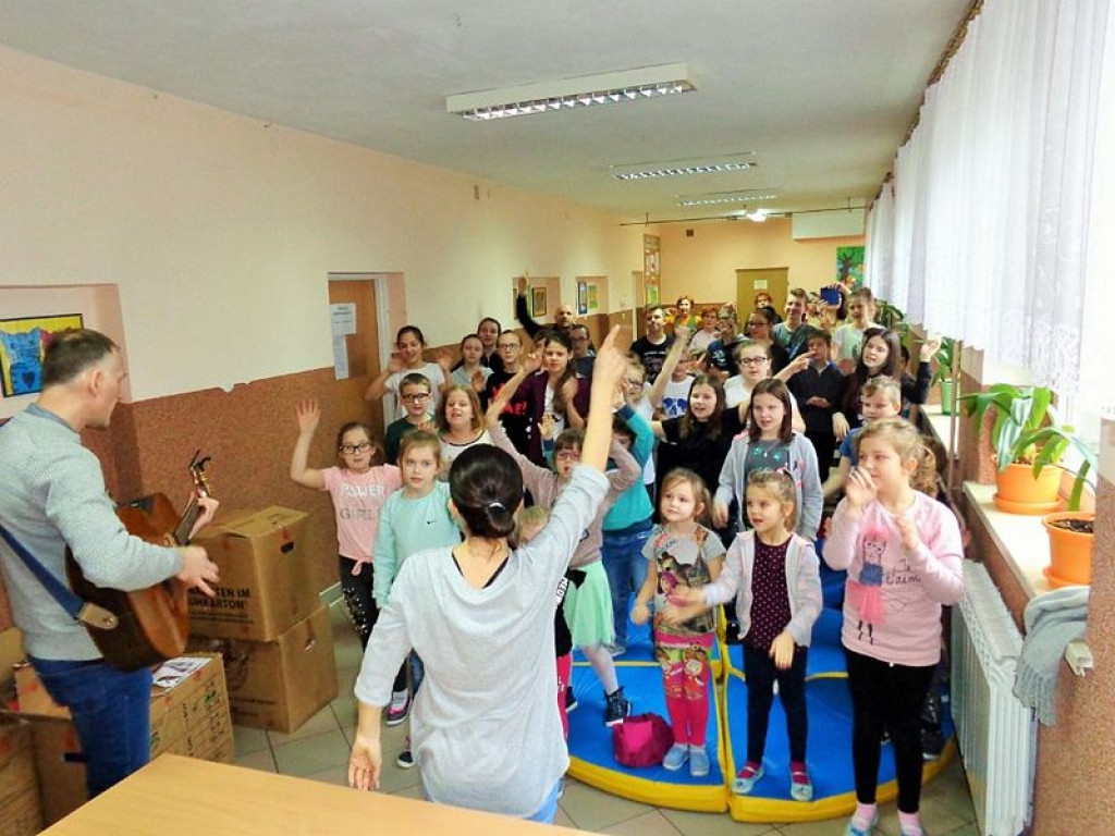 Dzieci ze szkoły w Grabowcu otrzymały paczki od fundacji 