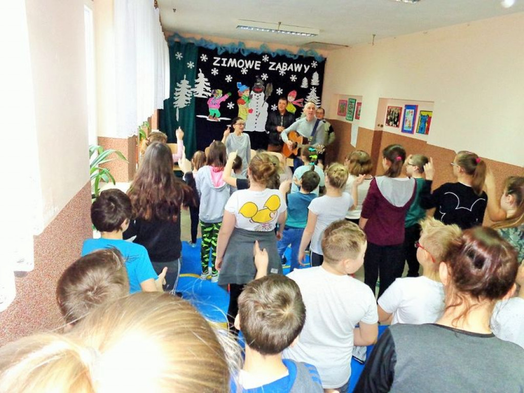 Dzieci ze szkoły w Grabowcu otrzymały paczki od fundacji 