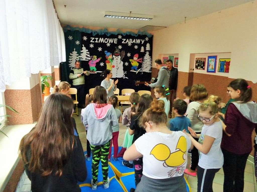 Dzieci ze szkoły w Grabowcu otrzymały paczki od fundacji 