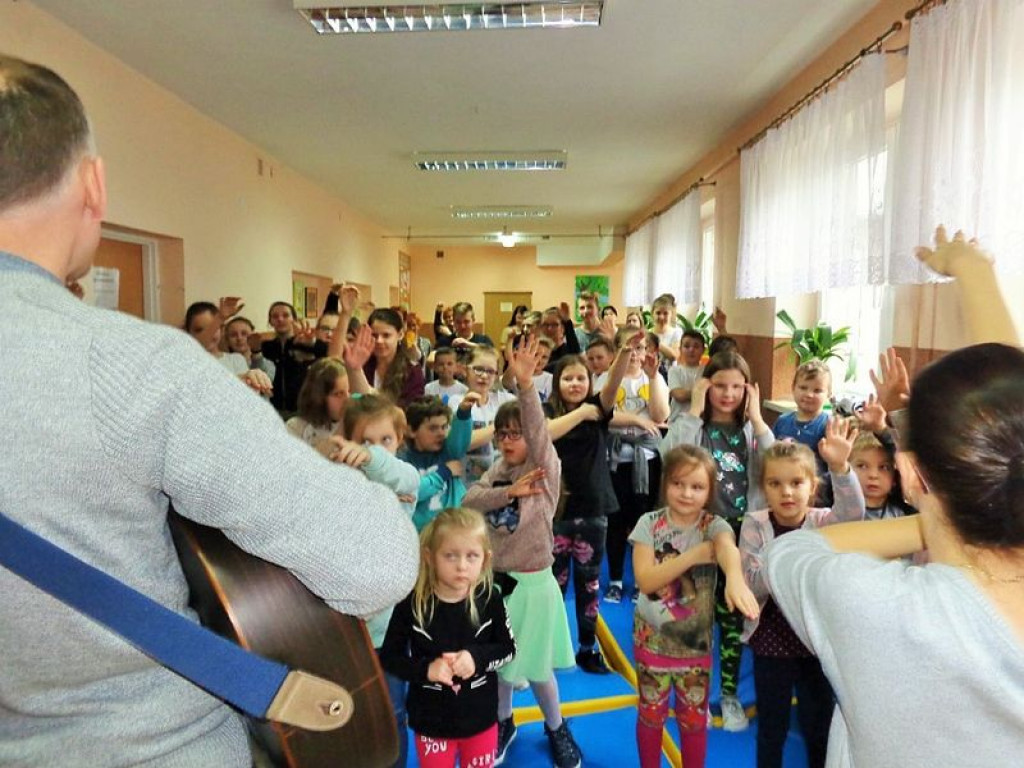 Dzieci ze szkoły w Grabowcu otrzymały paczki od fundacji 