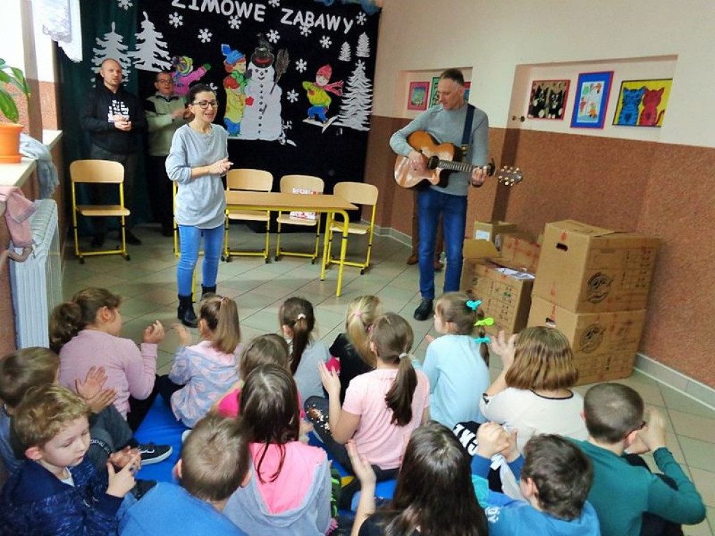 Dzieci ze szkoły w Grabowcu otrzymały paczki od fundacji 