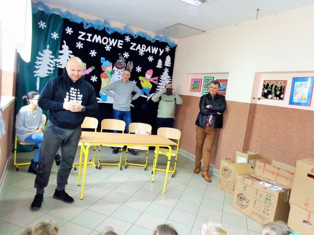 Dzieci ze szkoły w Grabowcu otrzymały paczki od fundacji 