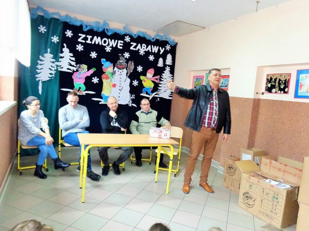 Dzieci ze szkoły w Grabowcu otrzymały paczki od fundacji 