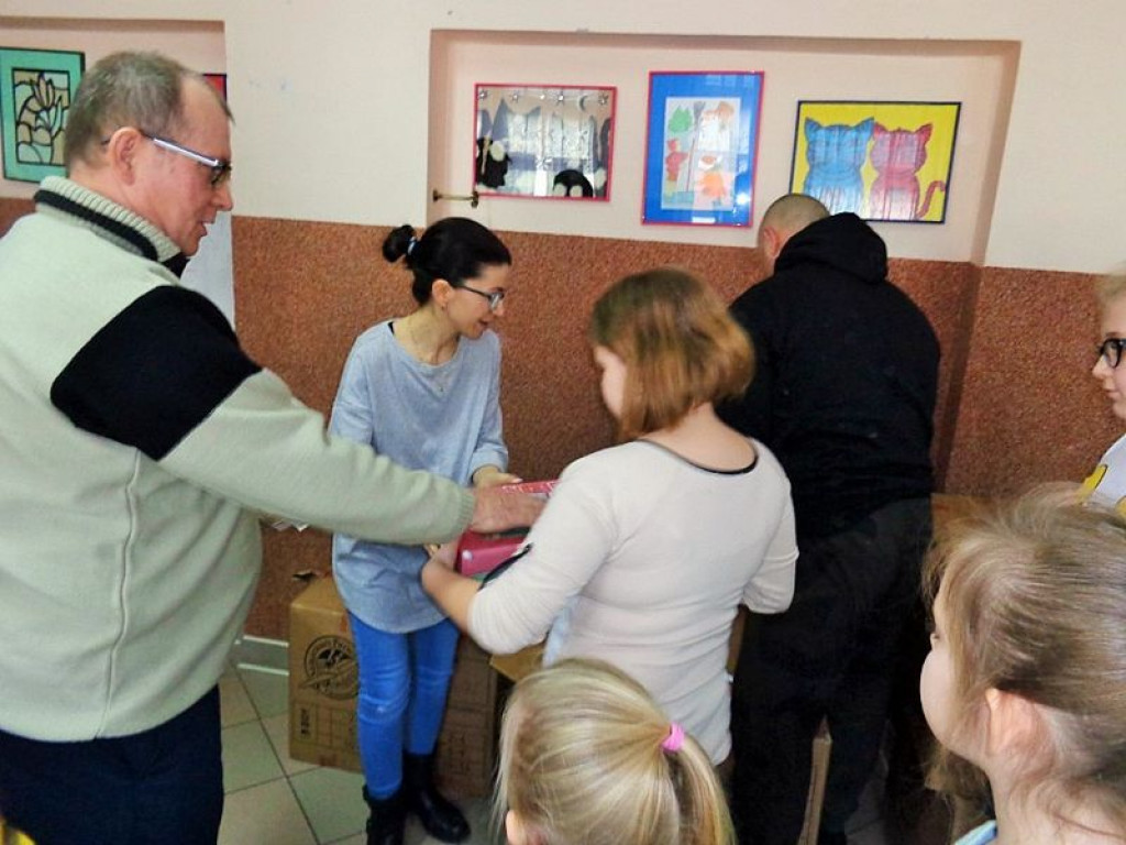 Dzieci ze szkoły w Grabowcu otrzymały paczki od fundacji 
