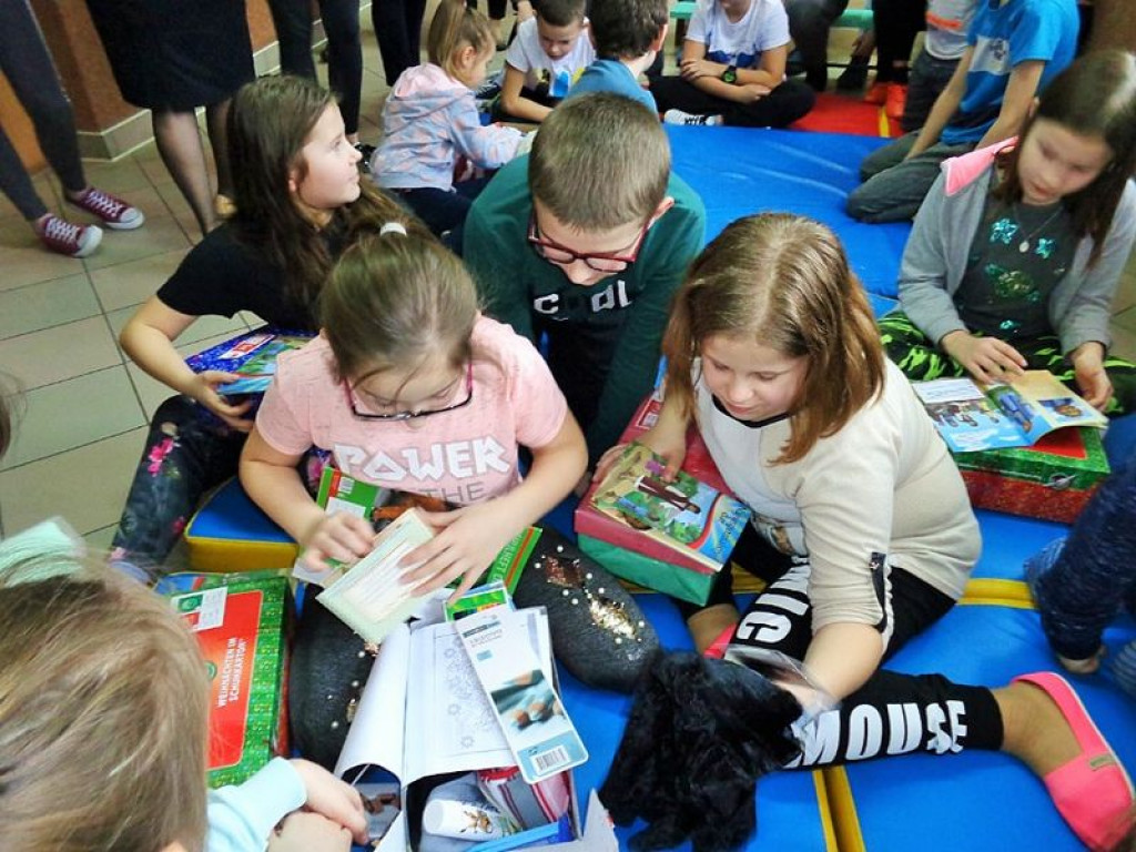 Dzieci ze szkoły w Grabowcu otrzymały paczki od fundacji 