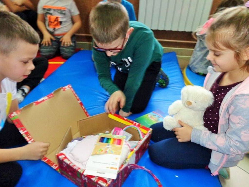 Dzieci ze szkoły w Grabowcu otrzymały paczki od fundacji 