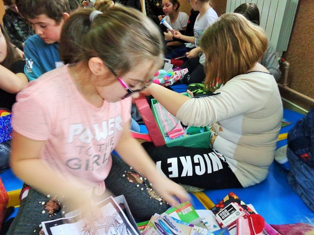 Dzieci ze szkoły w Grabowcu otrzymały paczki od fundacji 
