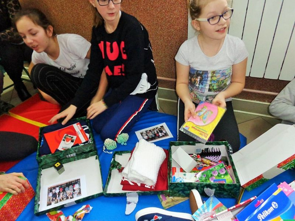 Dzieci ze szkoły w Grabowcu otrzymały paczki od fundacji 