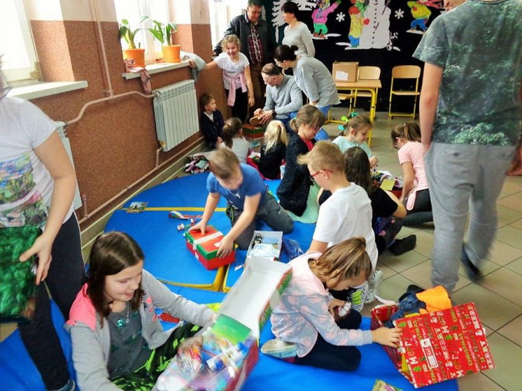 Dzieci ze szkoły w Grabowcu otrzymały paczki od fundacji 
