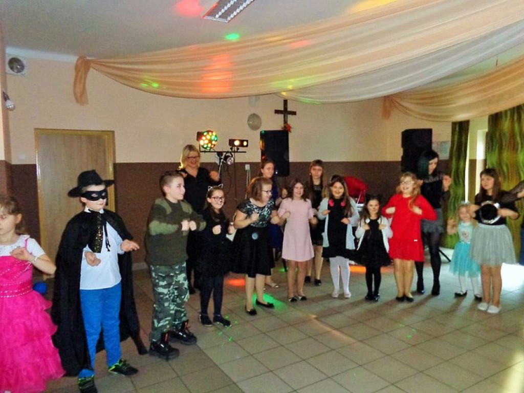 Zabawa w Szkole Podstawowej w Grabowcu