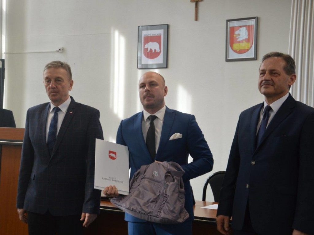 Sportowcy nagrodzeni podczas sesji Rady Miasta