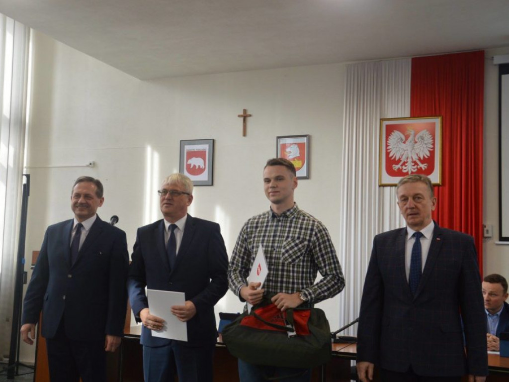 Sportowcy nagrodzeni podczas sesji Rady Miasta