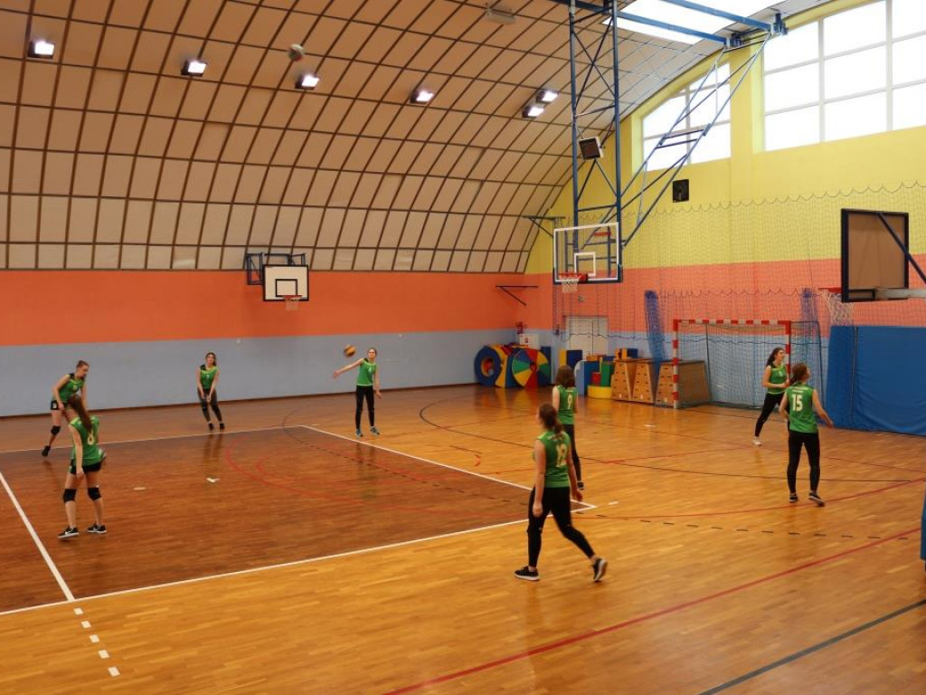 Turniej siatkówki w Komarówce z okazji dnia kobiet