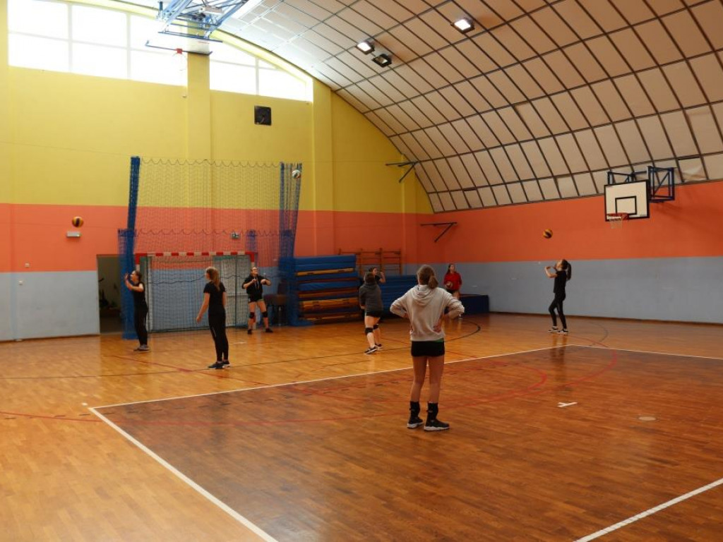 Turniej siatkówki w Komarówce z okazji dnia kobiet