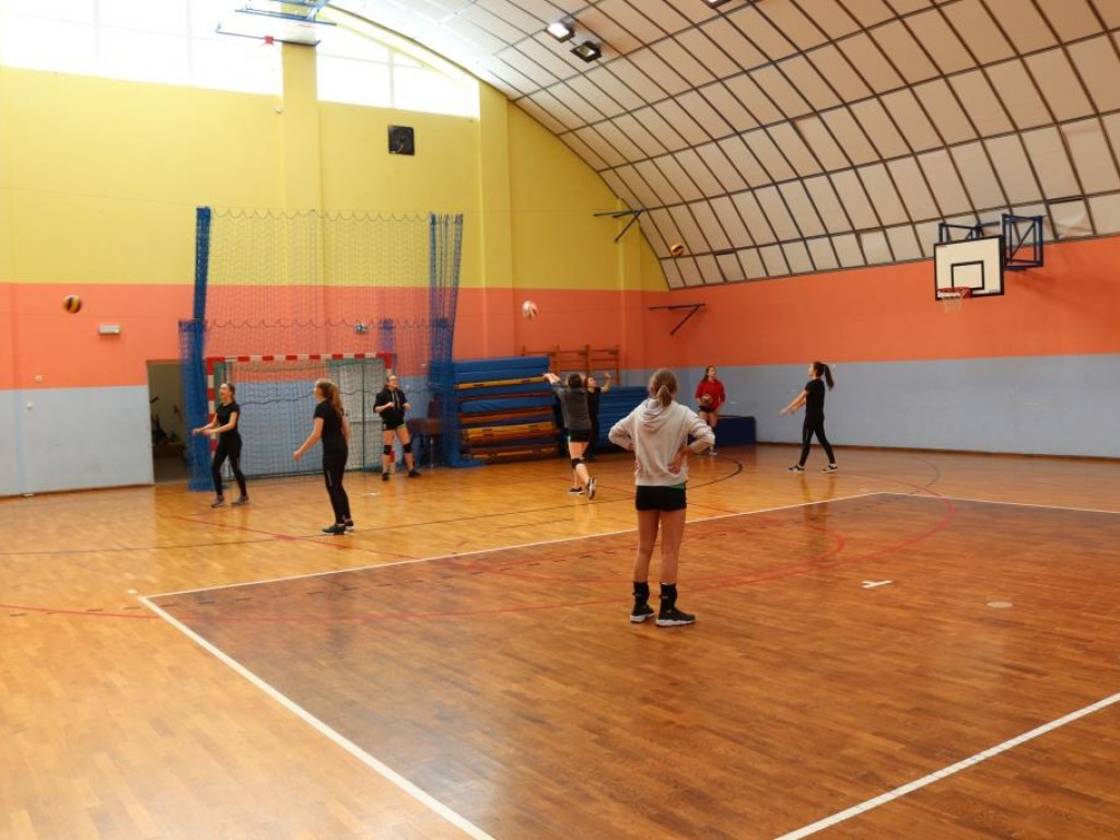 Turniej siatkówki w Komarówce z okazji dnia kobiet