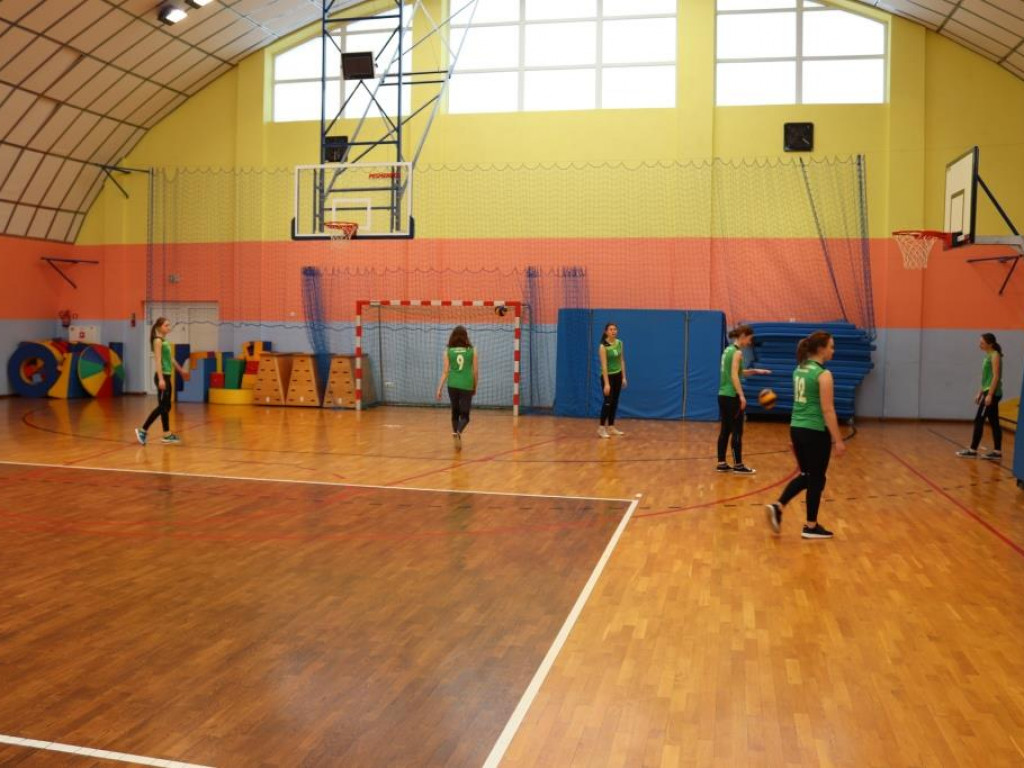 Turniej siatkówki w Komarówce z okazji dnia kobiet