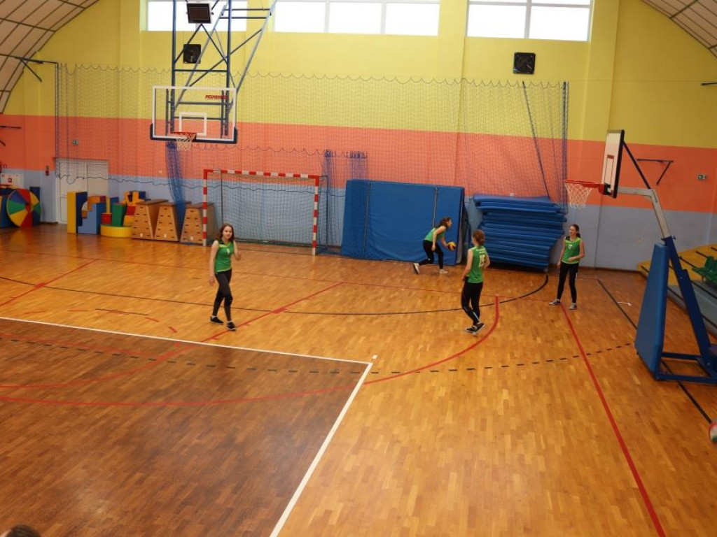 Turniej siatkówki w Komarówce z okazji dnia kobiet