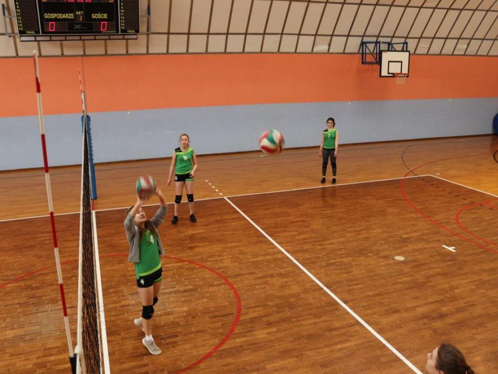 Turniej siatkówki w Komarówce z okazji dnia kobiet