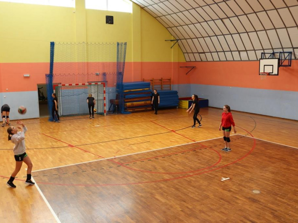 Turniej siatkówki w Komarówce z okazji dnia kobiet