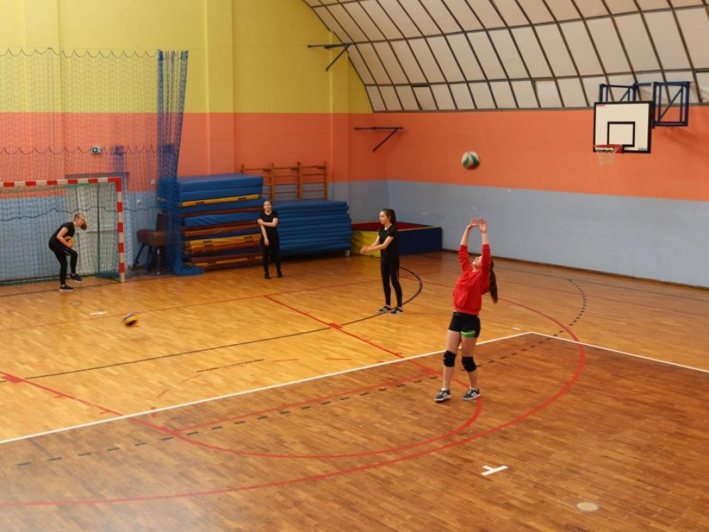 Turniej siatkówki w Komarówce z okazji dnia kobiet