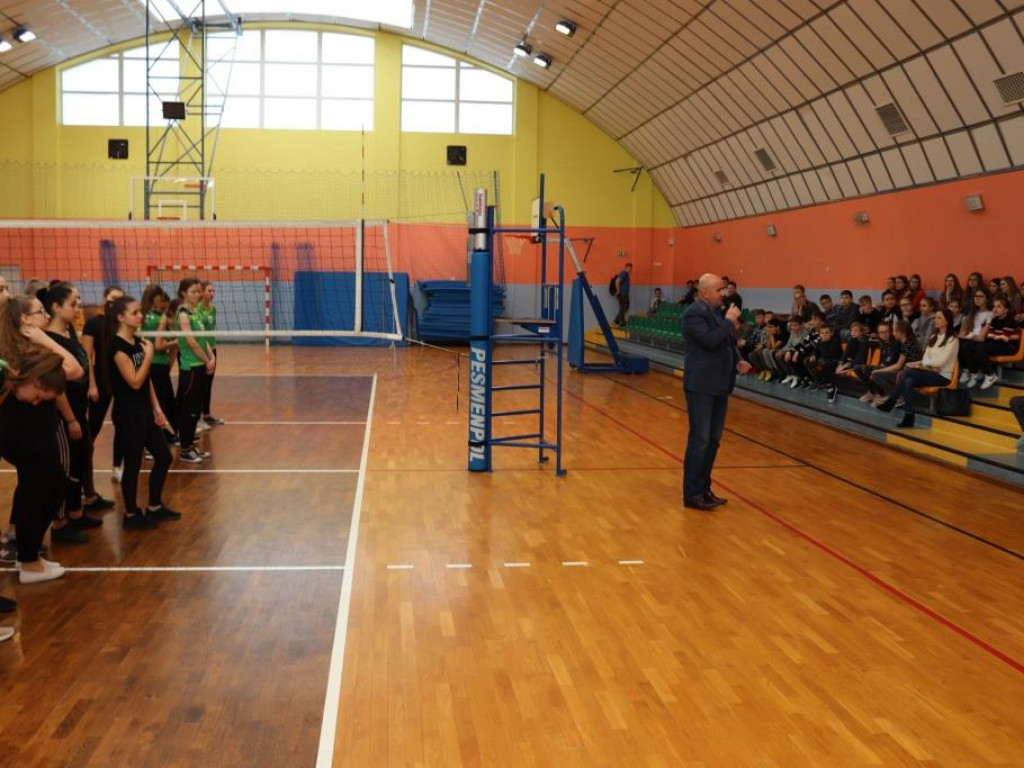 Turniej siatkówki w Komarówce z okazji dnia kobiet