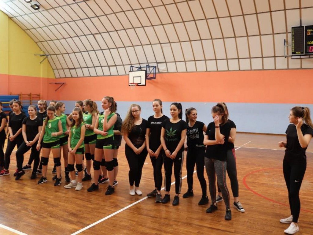 Turniej siatkówki w Komarówce z okazji dnia kobiet