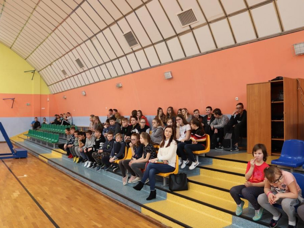 Turniej siatkówki w Komarówce z okazji dnia kobiet