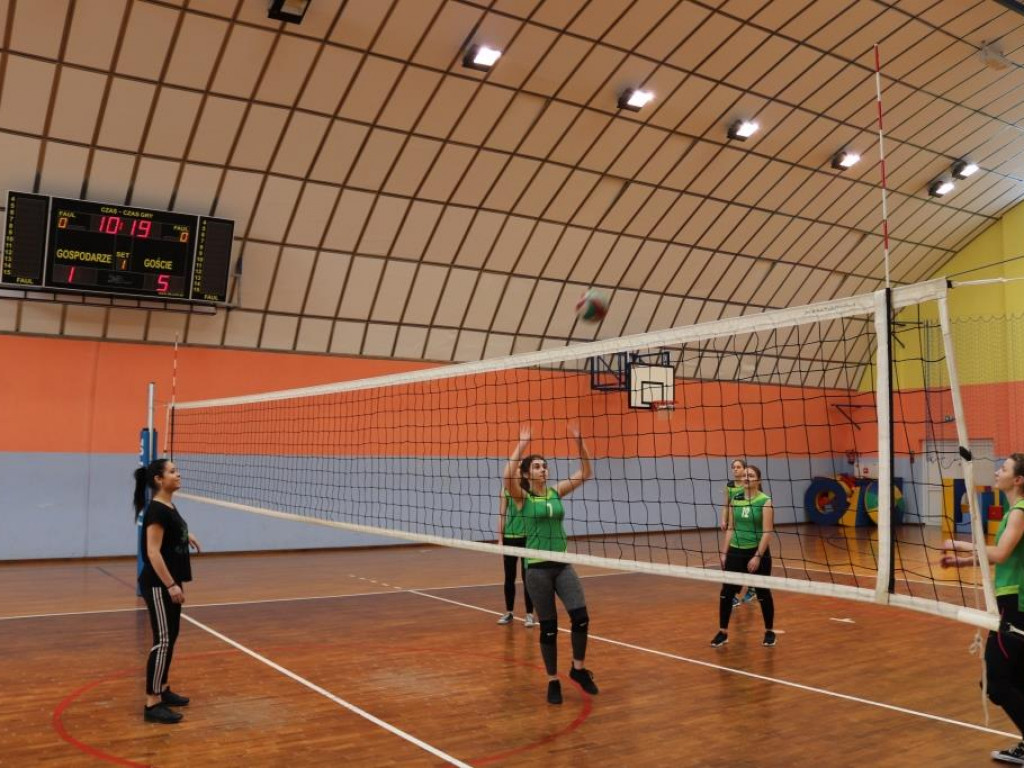Turniej siatkówki w Komarówce z okazji dnia kobiet
