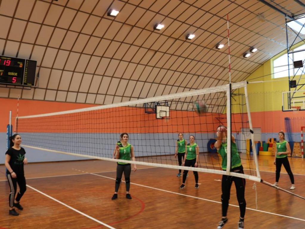 Turniej siatkówki w Komarówce z okazji dnia kobiet