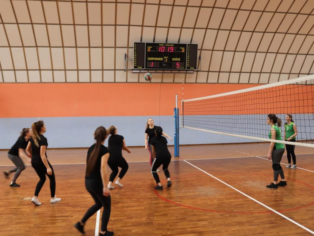 Turniej siatkówki w Komarówce z okazji dnia kobiet