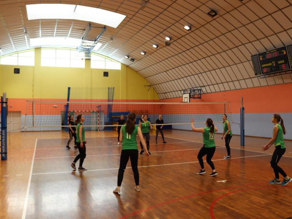 Turniej siatkówki w Komarówce z okazji dnia kobiet