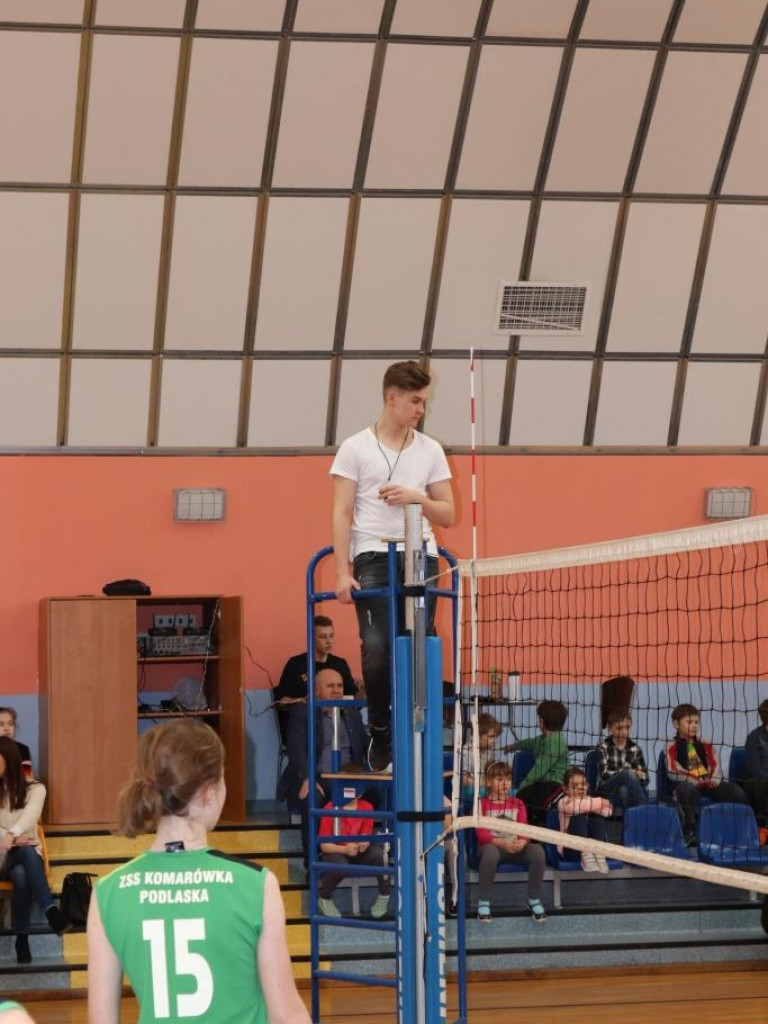 Turniej siatkówki w Komarówce z okazji dnia kobiet