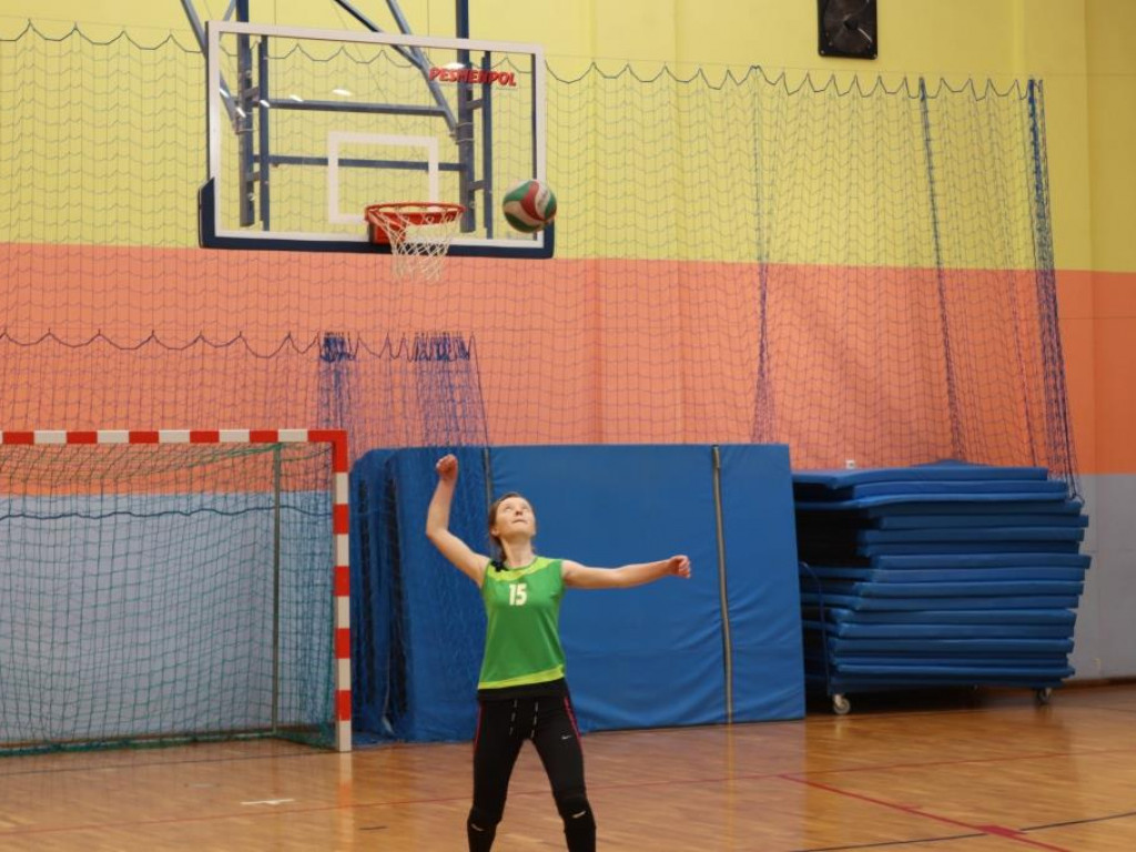 Turniej siatkówki w Komarówce z okazji dnia kobiet