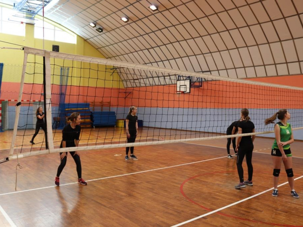 Turniej siatkówki w Komarówce z okazji dnia kobiet