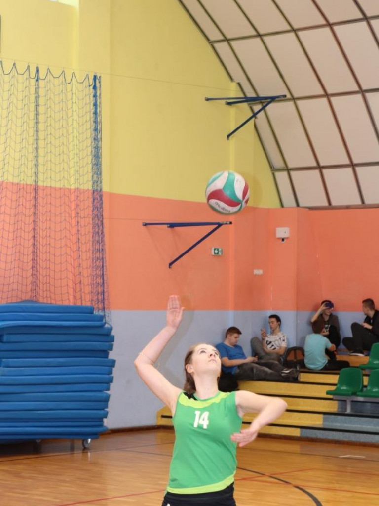 Turniej siatkówki w Komarówce z okazji dnia kobiet