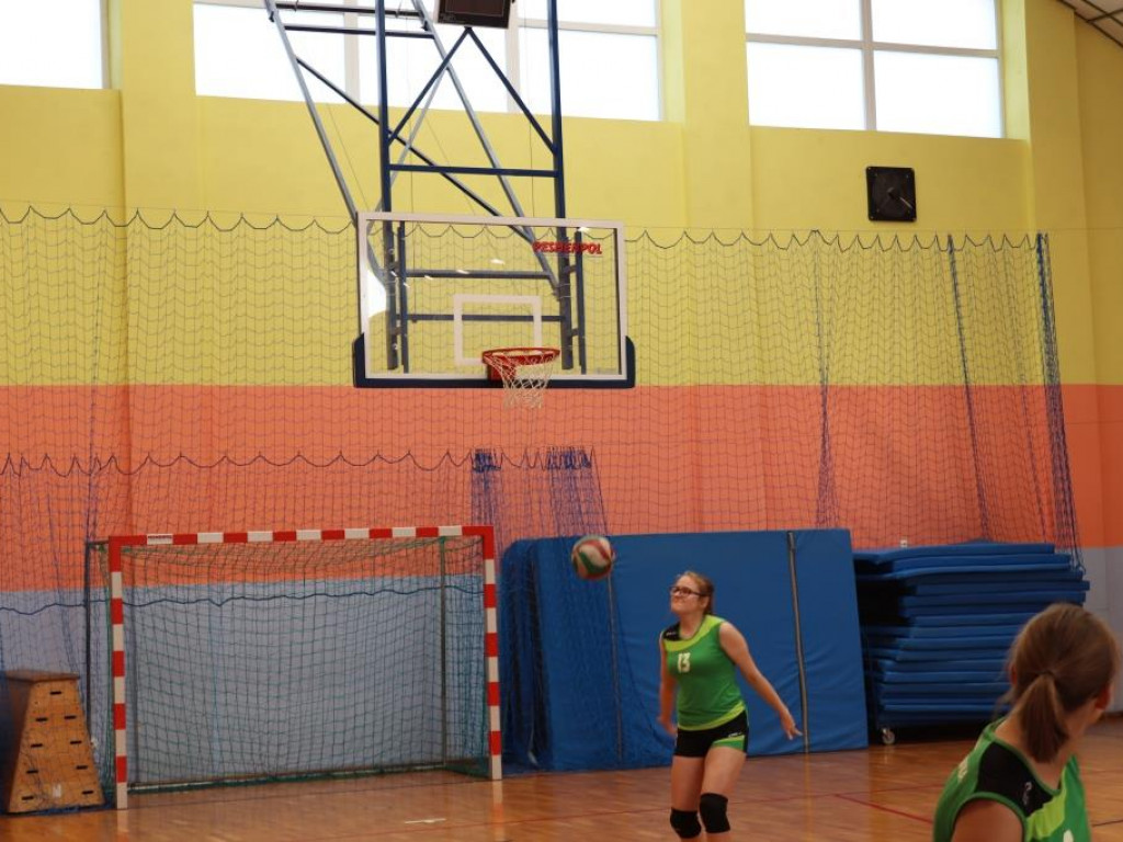 Turniej siatkówki w Komarówce z okazji dnia kobiet