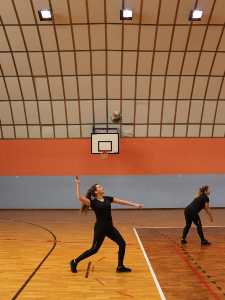 Turniej siatkówki w Komarówce z okazji dnia kobiet