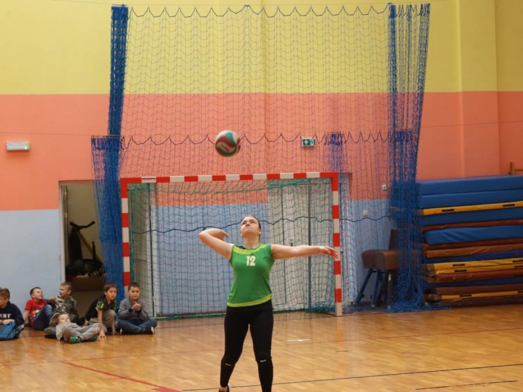 Turniej siatkówki w Komarówce z okazji dnia kobiet
