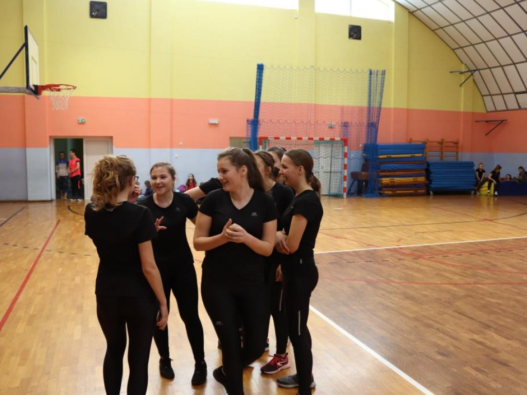 Turniej siatkówki w Komarówce z okazji dnia kobiet