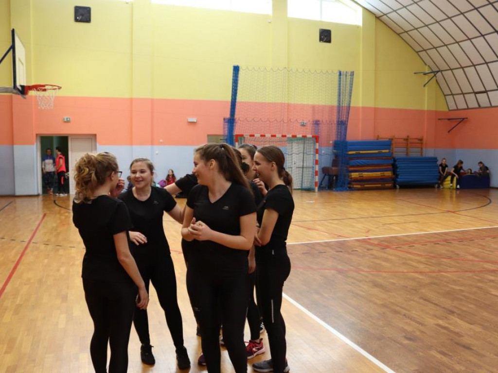 Turniej siatkówki w Komarówce z okazji dnia kobiet