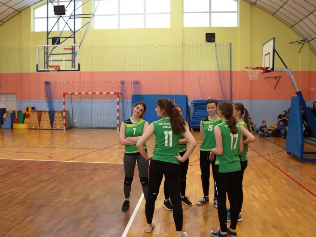 Turniej siatkówki w Komarówce z okazji dnia kobiet