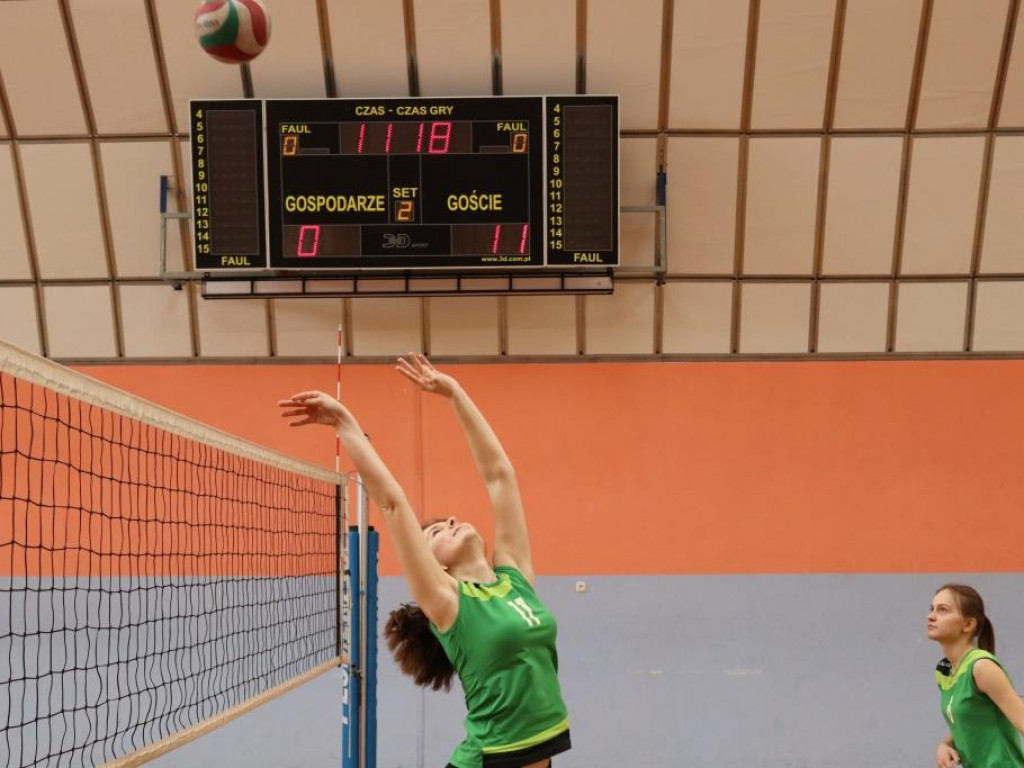 Turniej siatkówki w Komarówce z okazji dnia kobiet