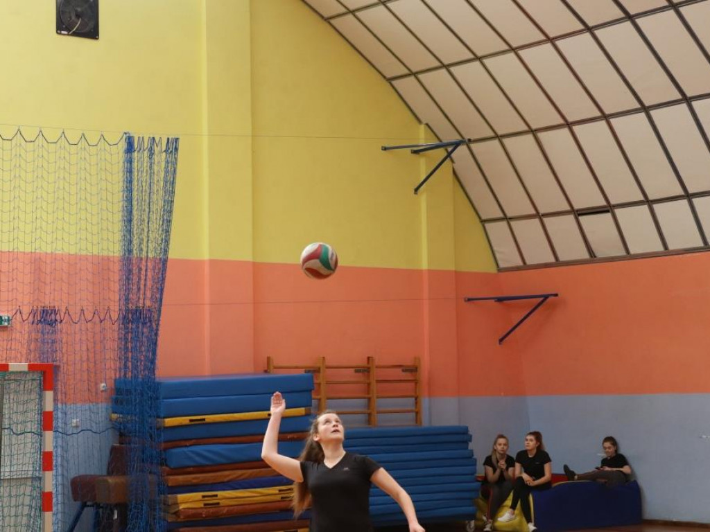 Turniej siatkówki w Komarówce z okazji dnia kobiet