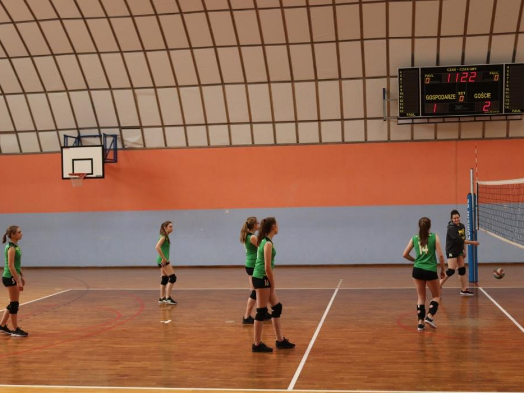 Turniej siatkówki w Komarówce z okazji dnia kobiet